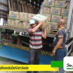 Funcionários recebem cesta básica em São Lourenço da Serra
