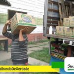 Funcionários recebem cesta básica em São Lourenço da Serra